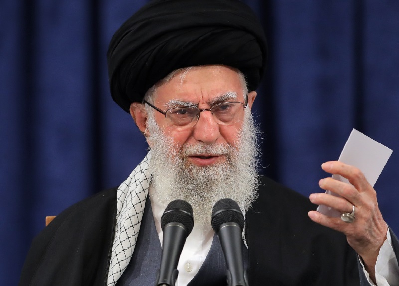 اسلامی جمہوریہ نے دنیا کو دو محاذوں میں تقسیم کر دیا: لبرل جمہوریت اور اسلامی جمہوریہ / امریکہ اور مغربی ممالک فلسطینیوں پر مظالم میں صہیونیوں کی مدد کر رہے ہیں ۔۔ امام خامنہ ای