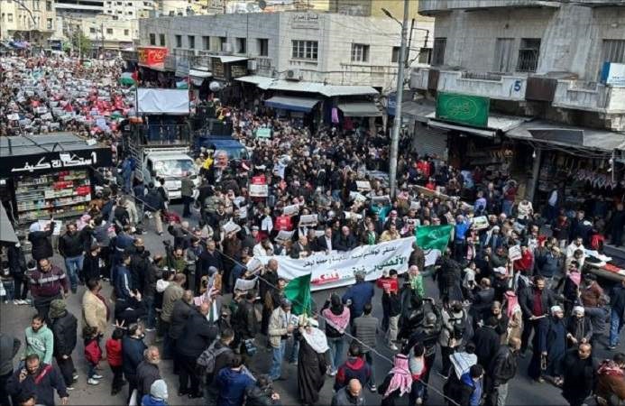 آلاف الأردنيين ينظمون مسيرة منددة بالعدوان على غزة