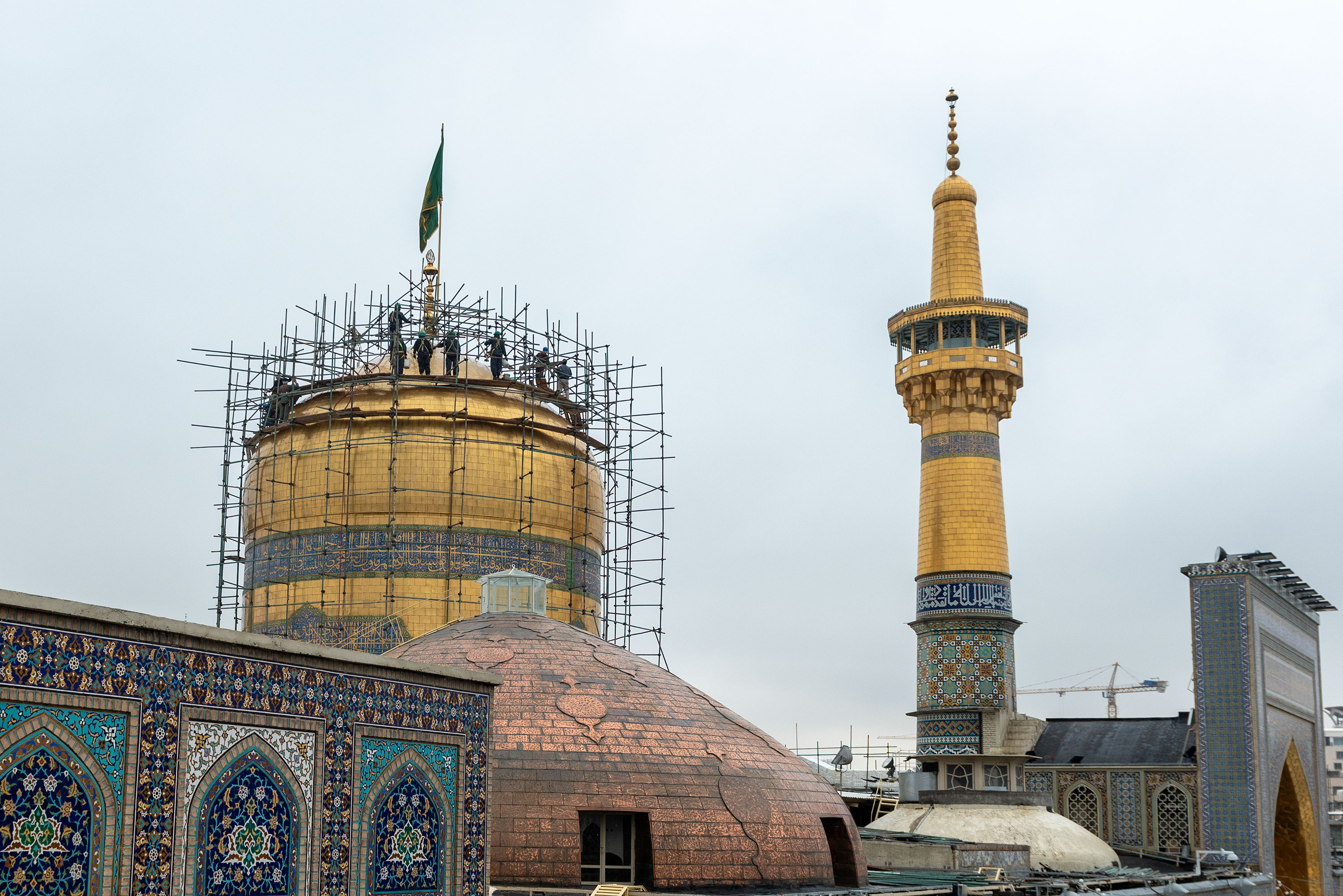 عملیات شست‌وشوی گنبد منور رضوی + تصاویر