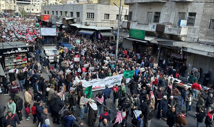 Thousands of Jordanians rally against Gaza aggression