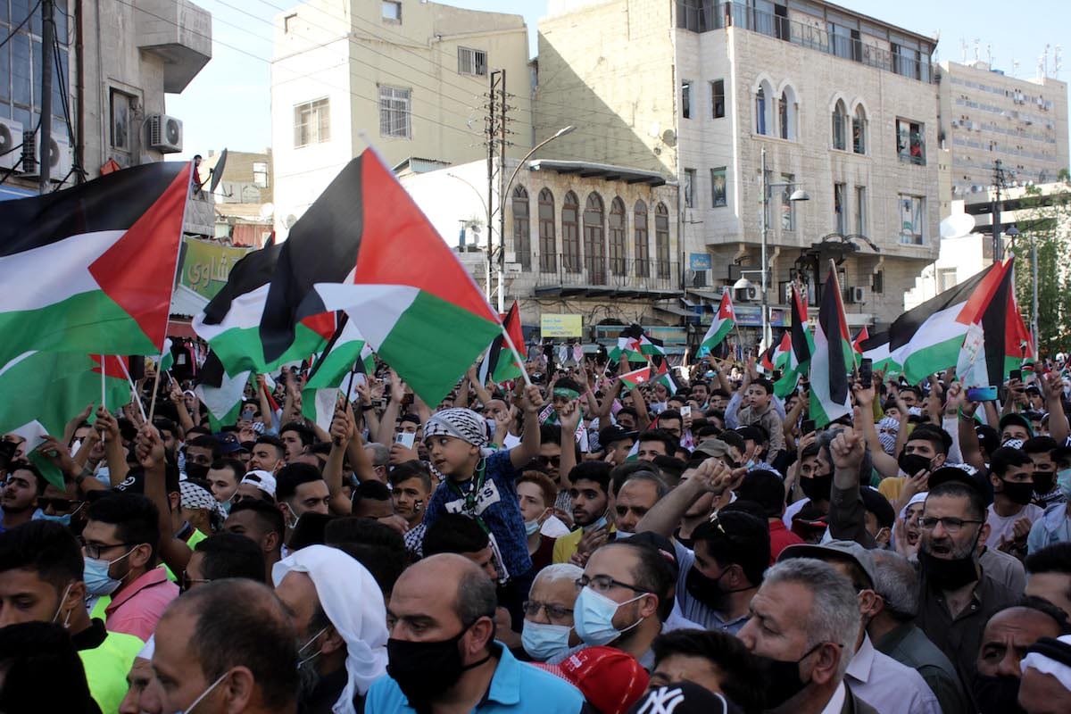 Jordanians demonstrate in front of Zionist embassy in Amman