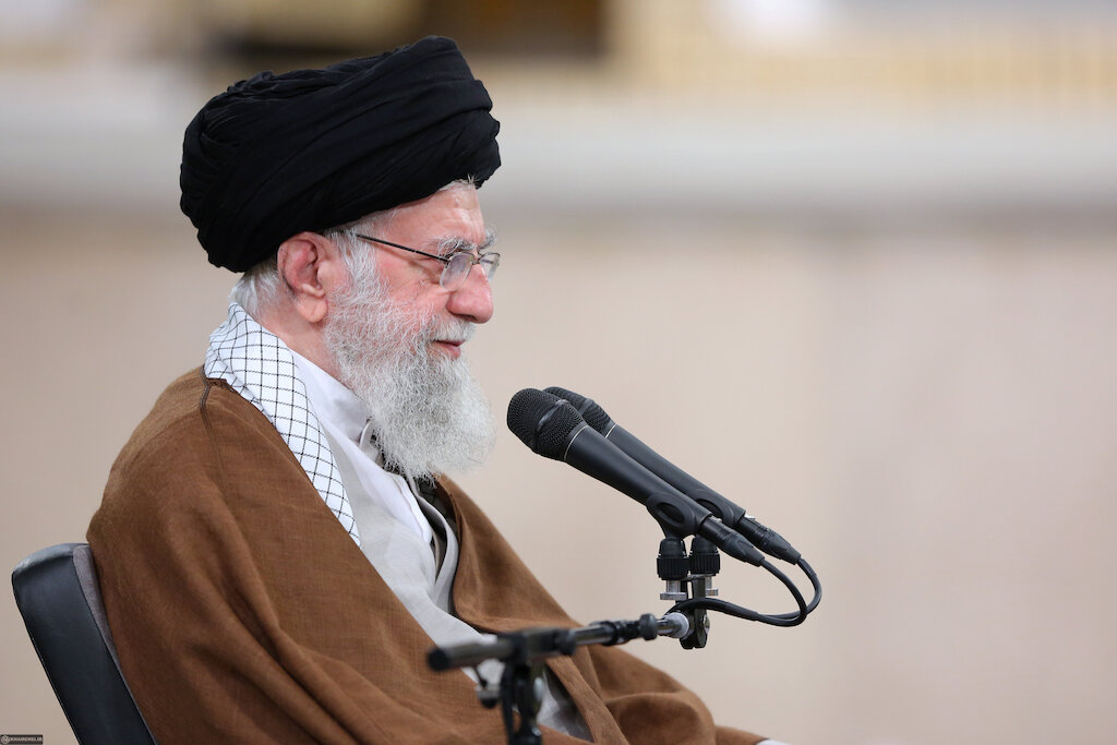 Photos:  Imam Khamenei receives Iranian teachers