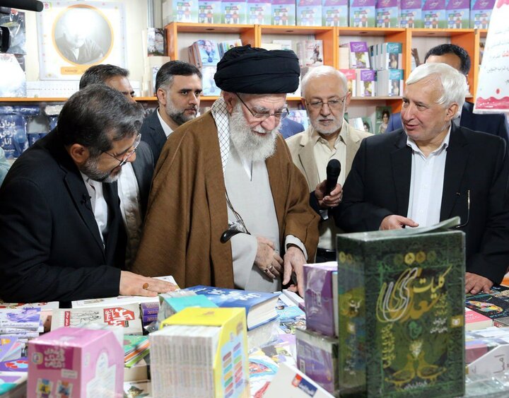 سەردانی ڕێبەری بۆ پیشانگای کتێبی تاران