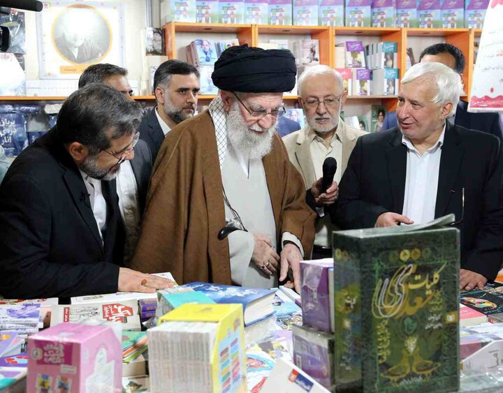 Imam Khamenei visits 35th Tehran International Book Fair
