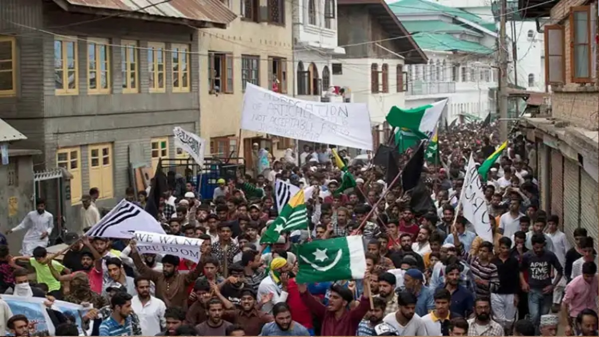 पाकिस्तान मे महंगाई के खिलाफ प्रदर्शन हिंसक हुआ, राष्ट्रपति ने आपात बैठक बुलाई