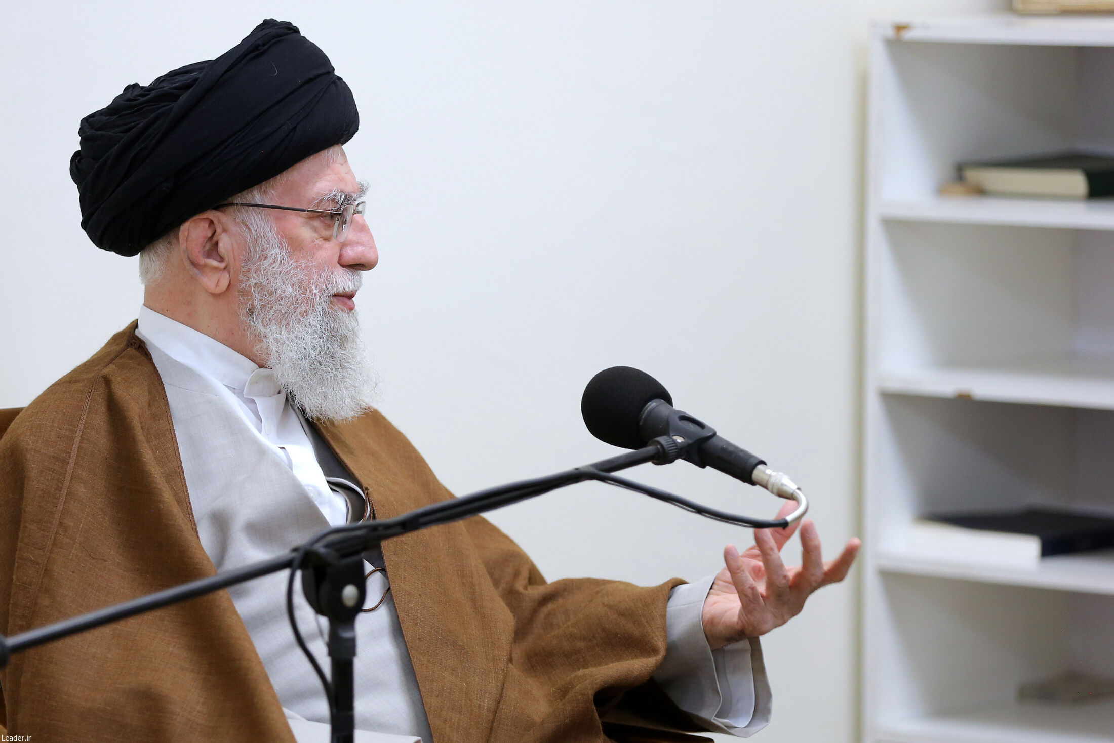 قائد الثورة الإسلامية: إنّ إحدى مسؤوليّاتنا الكبرى هي تقديم أئمّتنا (عليهم السلام) للعالم