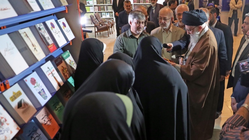 Imam Khamenei Kunjungi Pameran Buku Internasional Tehran ke-35