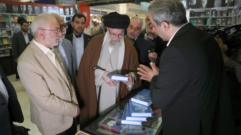 Imam Khamenei Kunjungi Pameran Buku Internasional Tehran ke-35