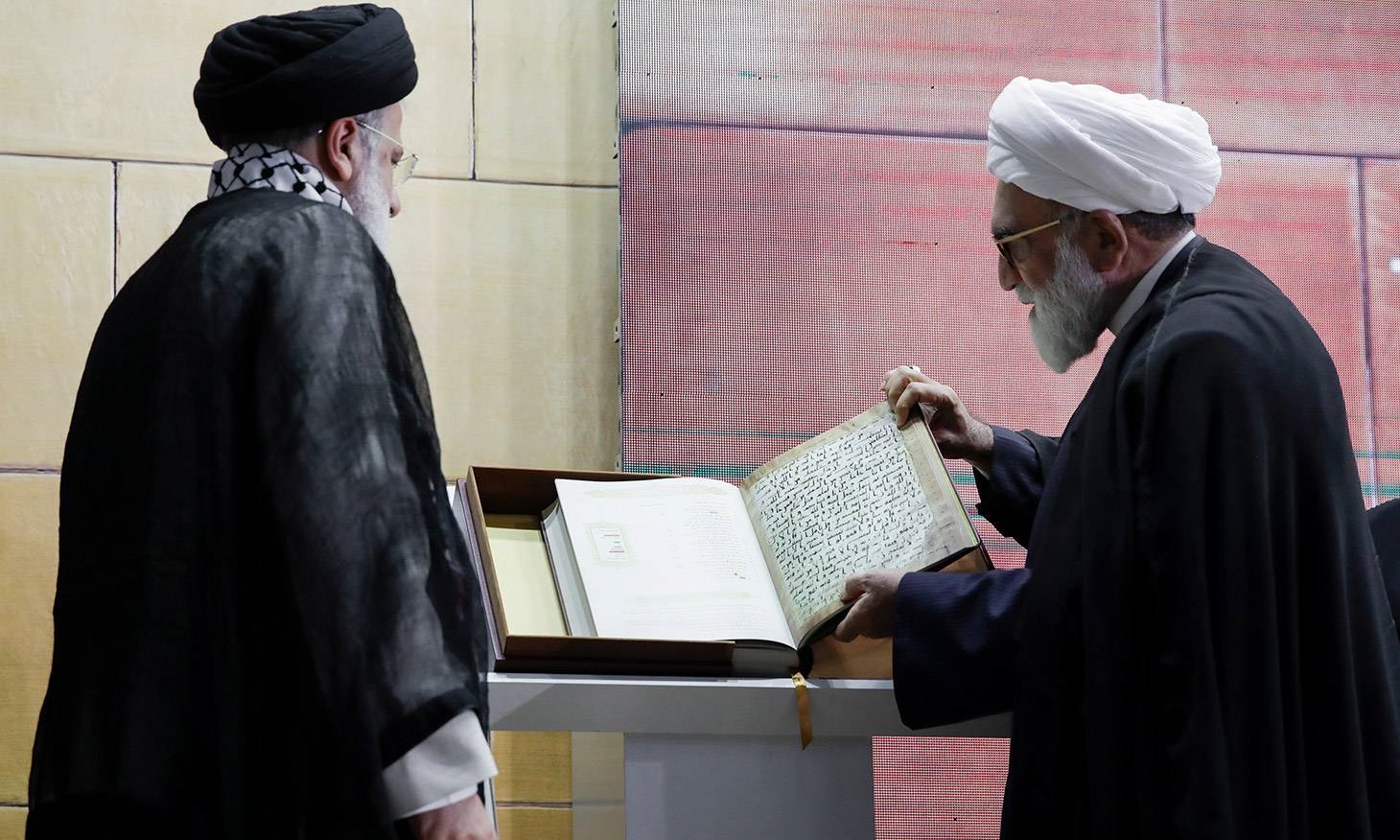 Iran: Haramin Imam Ridha As Ya Bawa Shugaban Kasar Iran Kyautar Kwafin Kur'ani Mai Shekaru 1400.