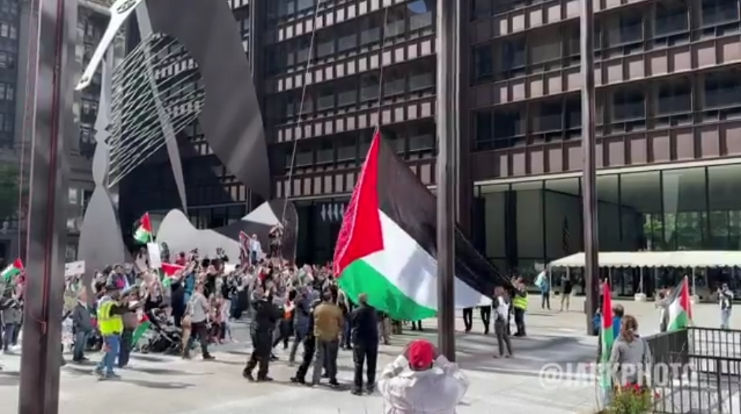 Video | Isang kumakalat na video clip ng mga aktibistang nagtataas ng watawat ng Palestino sa isang gusali malapit sa Daley Plaza, sa lungsod ng Chicago, sa Amerika