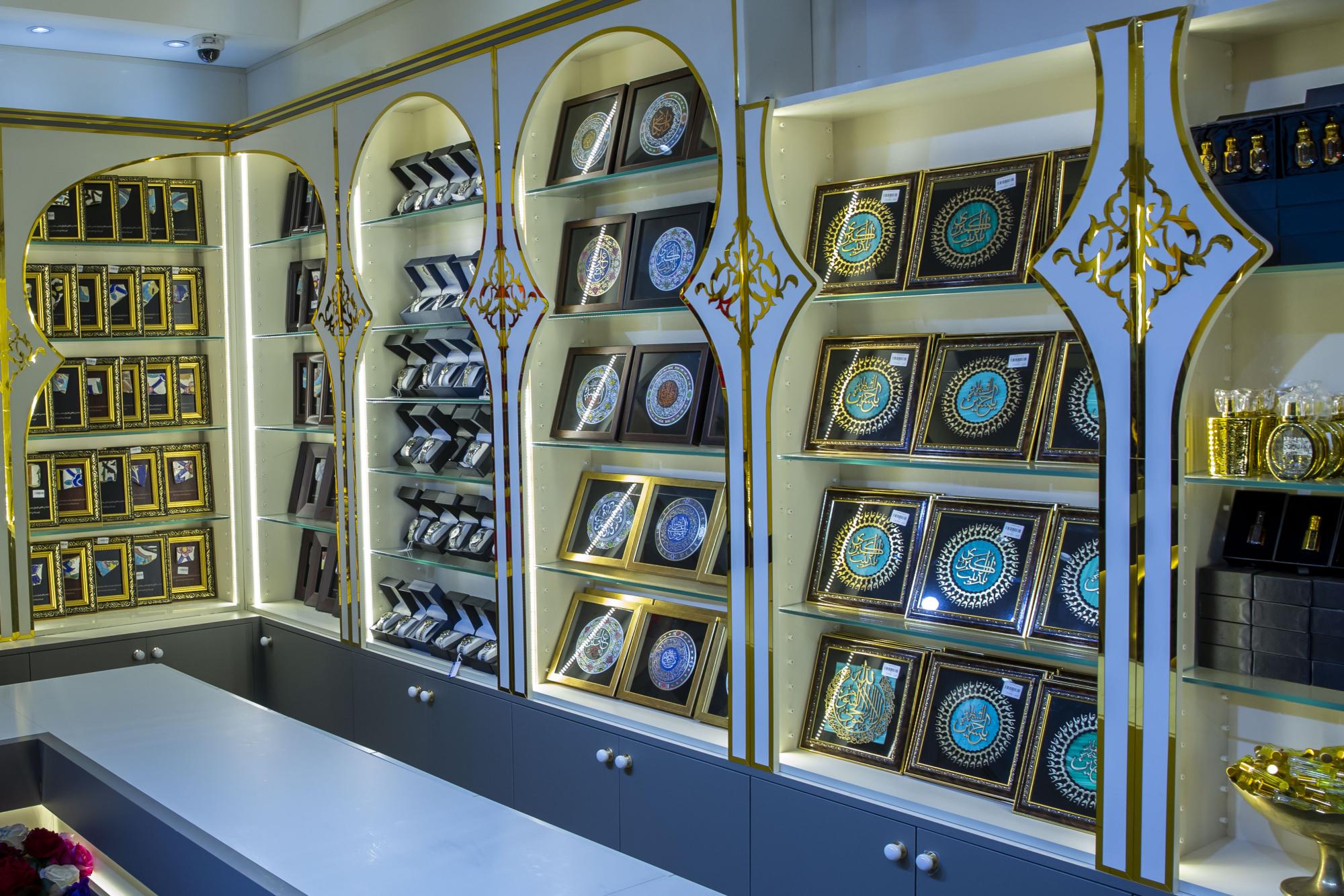 Senior official of Al-Abbas holy shrine opens exhibition of gifts and vows department (+Photos)