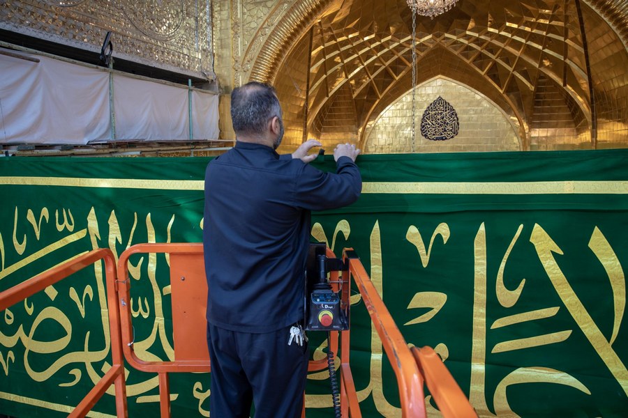 نشر مظاهر الفرح بذكرى ولادة الإمام الرضا (عليه السلام) في العتبة العباسية + صور