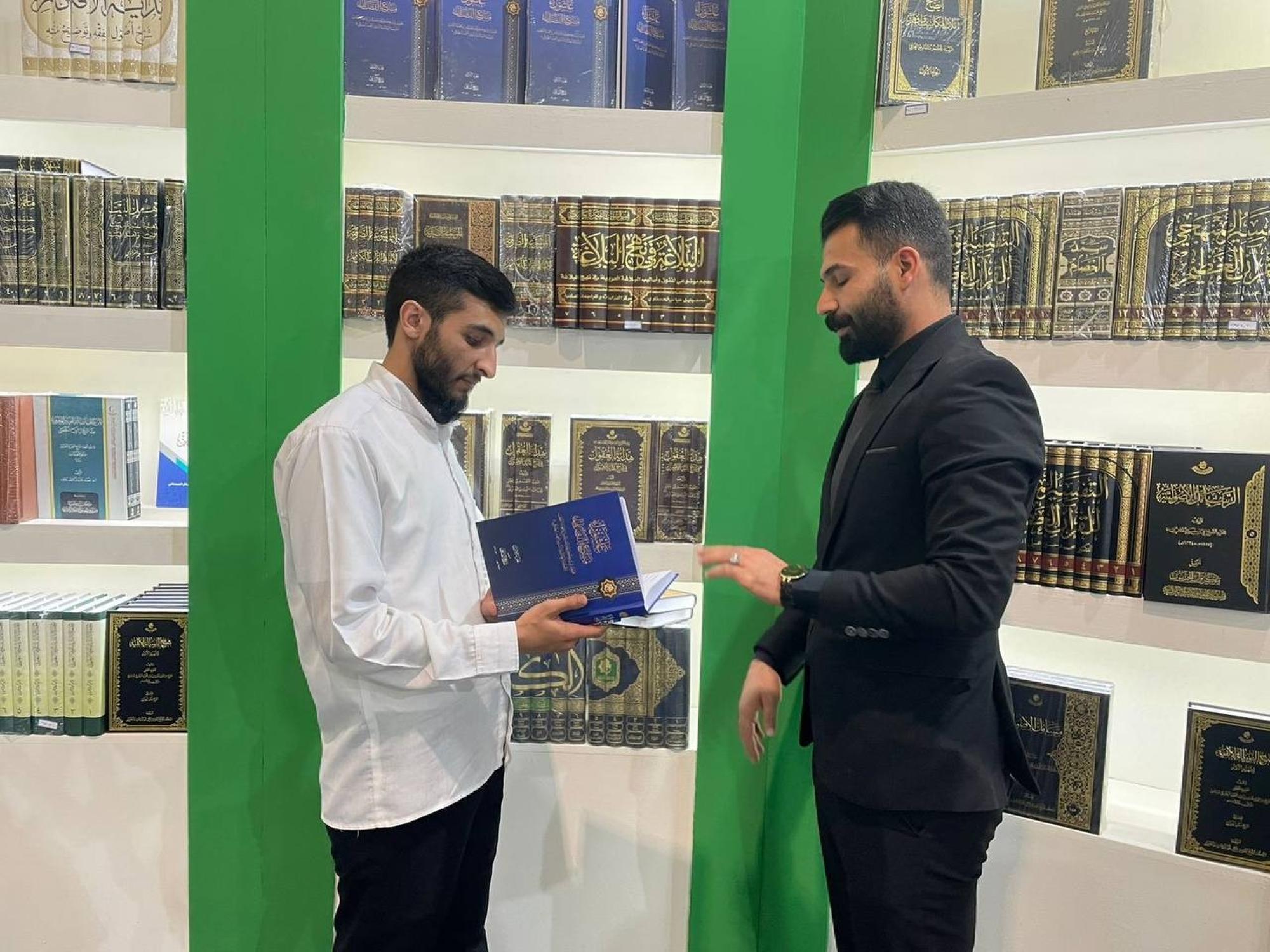 العتبة العباسية يعرض إصدار "عاشوراء منبع الفضائل" في معرض طهران الدولي