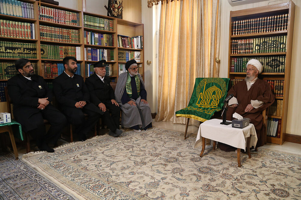 Imam Reza Holy Shrine’s servants meet with Ayatollah Makarem Shirazi in Qom