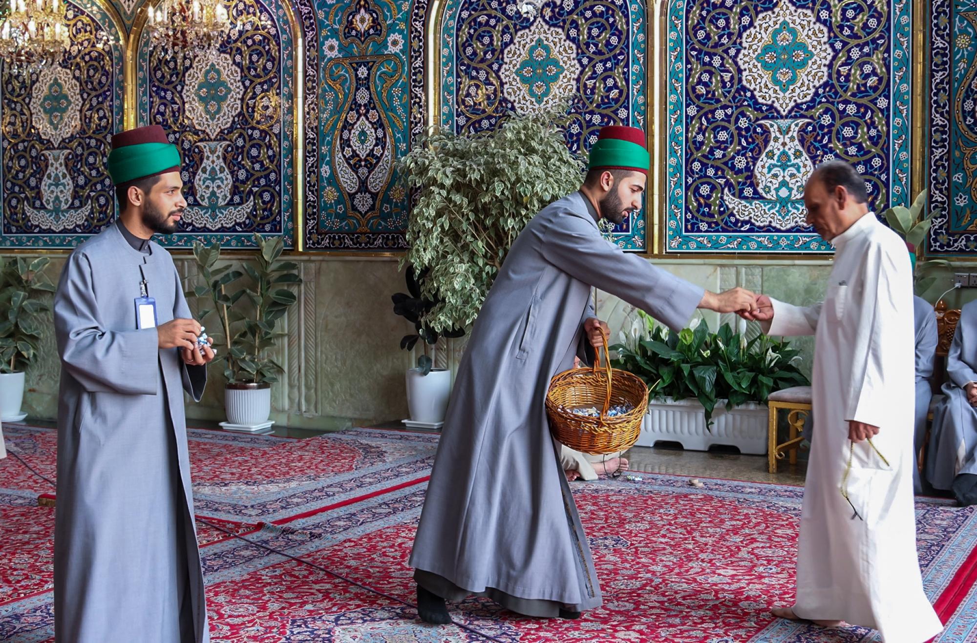 Sayed servants presents blessed gifts to visitors on birth of Imam al-Redha (+Photos)