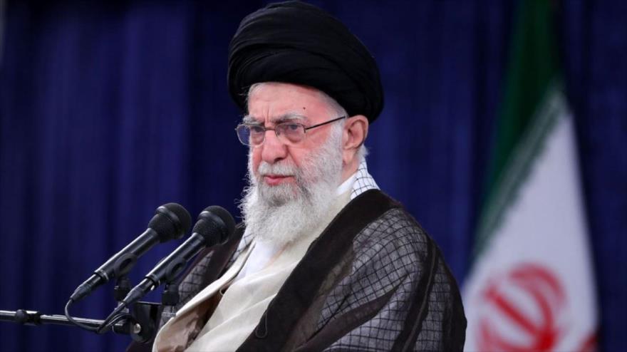 Líder iraniano reza pela vida do presidente Raisi após acidente