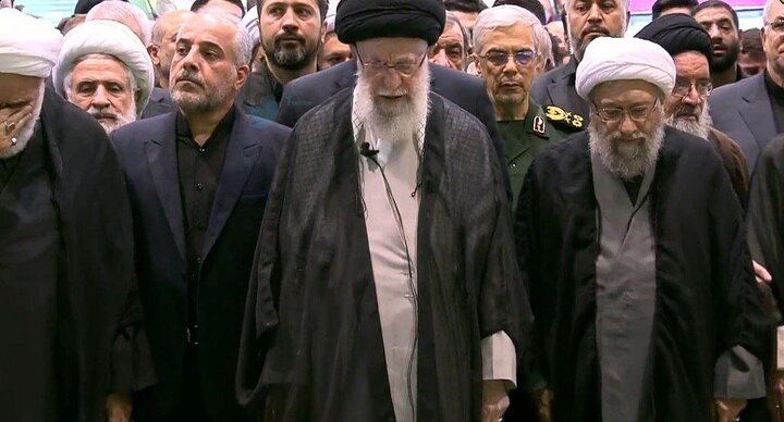 ئایەتوڵڵا خامنەیی نوێژی لە سەر تەرمی سەرۆک کۆماری شەهیدی ئێران خوێند