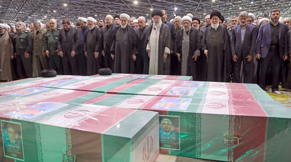 Vrhovni iranski lider predvodio dženazu-namaz predsjedniku Raisiju i članovima njegove pratnje u Teheranu 