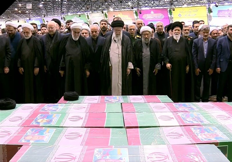 Video | Ipinangungunahan ng Pinuno ng Islamikong Rebolusyon ng Iran ang pagdarasal sa paglibing kay Pangulong Shaheed “Raisi” at sa kanyang mga kasamang martir