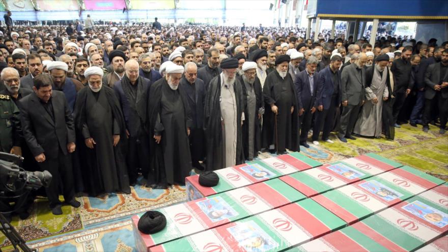 Aiatolá Khamenei lidera oração fúnebre de Raisi com milhões de participantes