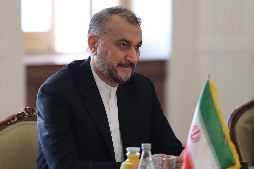 جثمان الشهيد أمير عبد اللهيان سيوارى الثرى عند مرقد الشاه عبد العظيم الحسني (ع) جنوبي طهران 