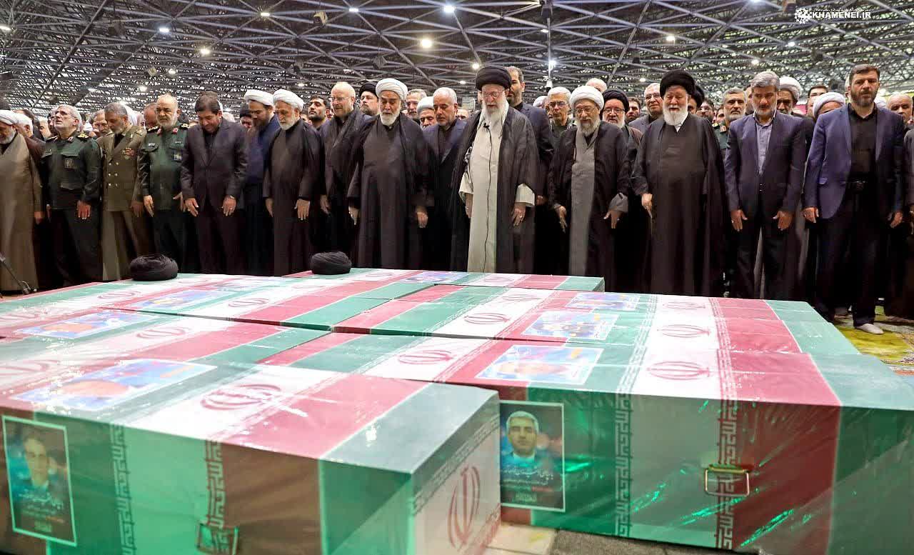 Ayatullah Ali Khamanei Imami Salat Jenazah Almarhum Raisi dan Syuhada-e Khidmat