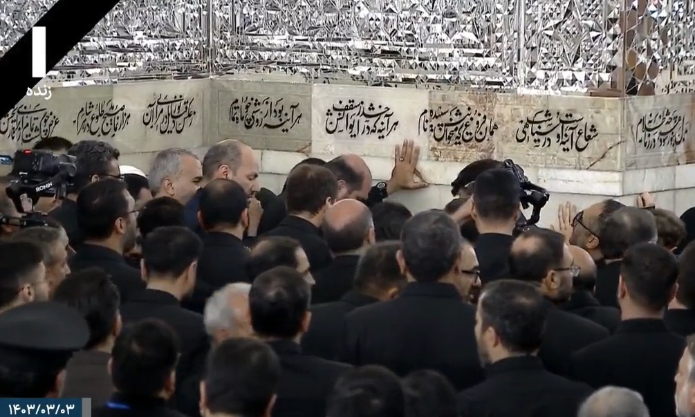 فيديو | جثمان الشهيد حجة الاسلام رئيسي يوارى الثرى بمثواه الأخير بالقرب من ضريح الامام الرضا (ع)