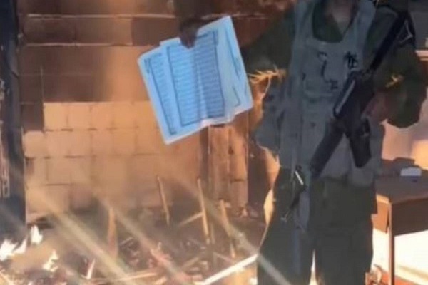 以色列士兵亵渎《古兰经》