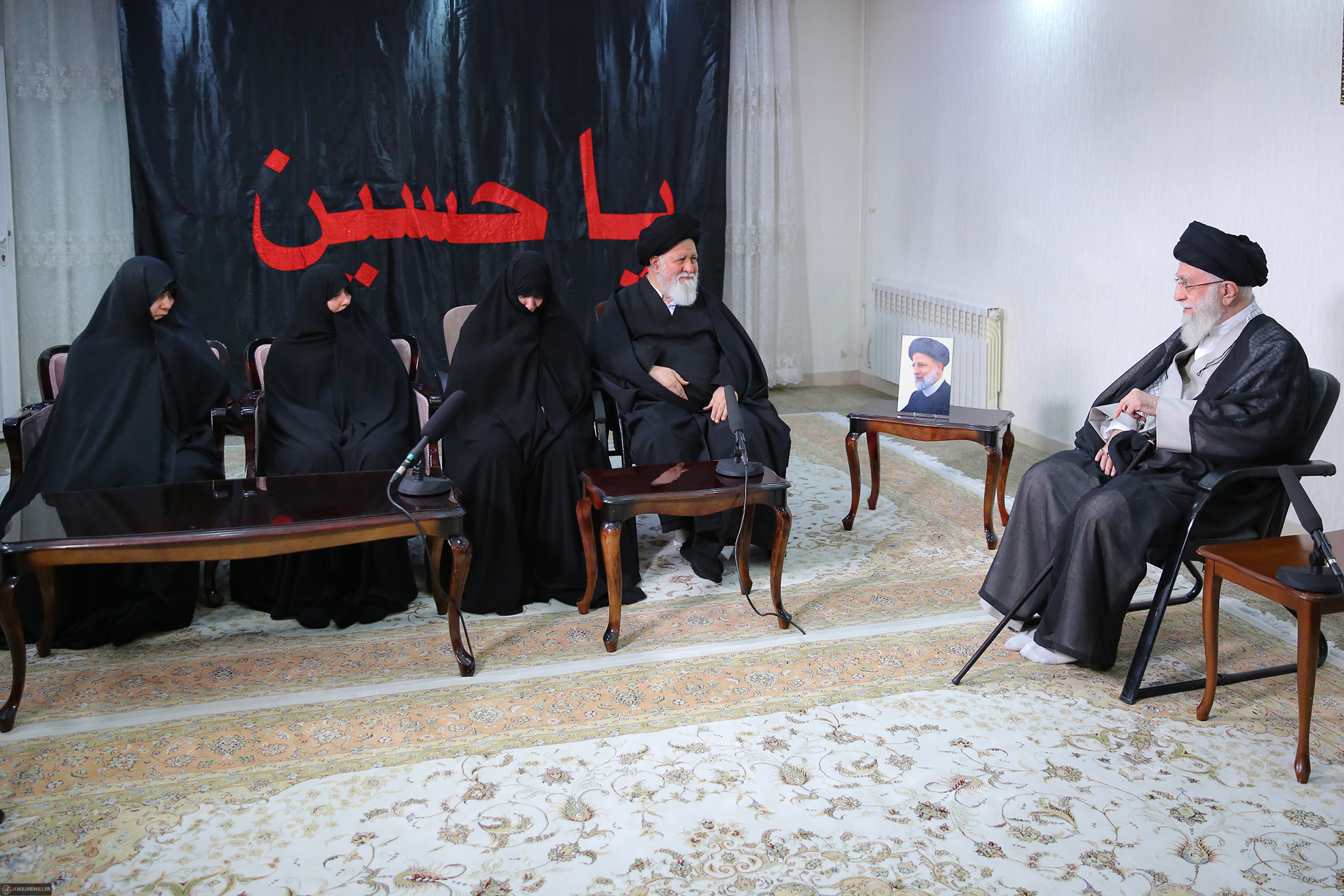 Dumalo ang Pinuno ng Islamikong Rebolusyon ng Iran, sa bahay ni Ayatollah Martir Seyyid Ebrahim Raisi + mga larawan