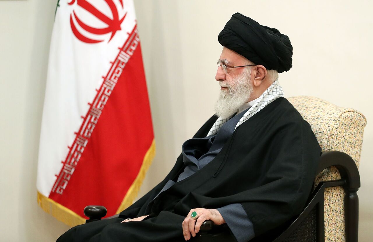 Pinuno ng Islamikong Rebolusyon ng Iran: Ang pampublikong paglibing kay Pangulong Martir Raeisi ay isang mensaheng lakas ng Islamikong Republika sa buong mundo