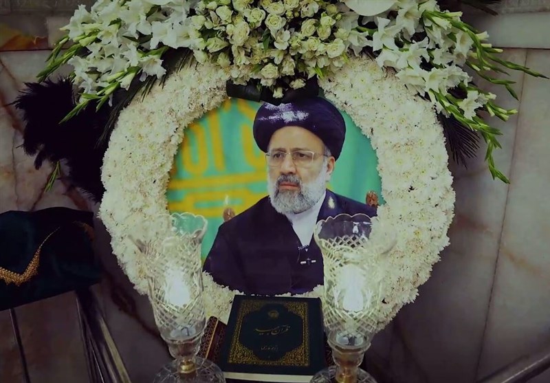 "Raîsî" di hembêza Îmam Riza (s.x) Ew aram bû, / ezman jî girîya