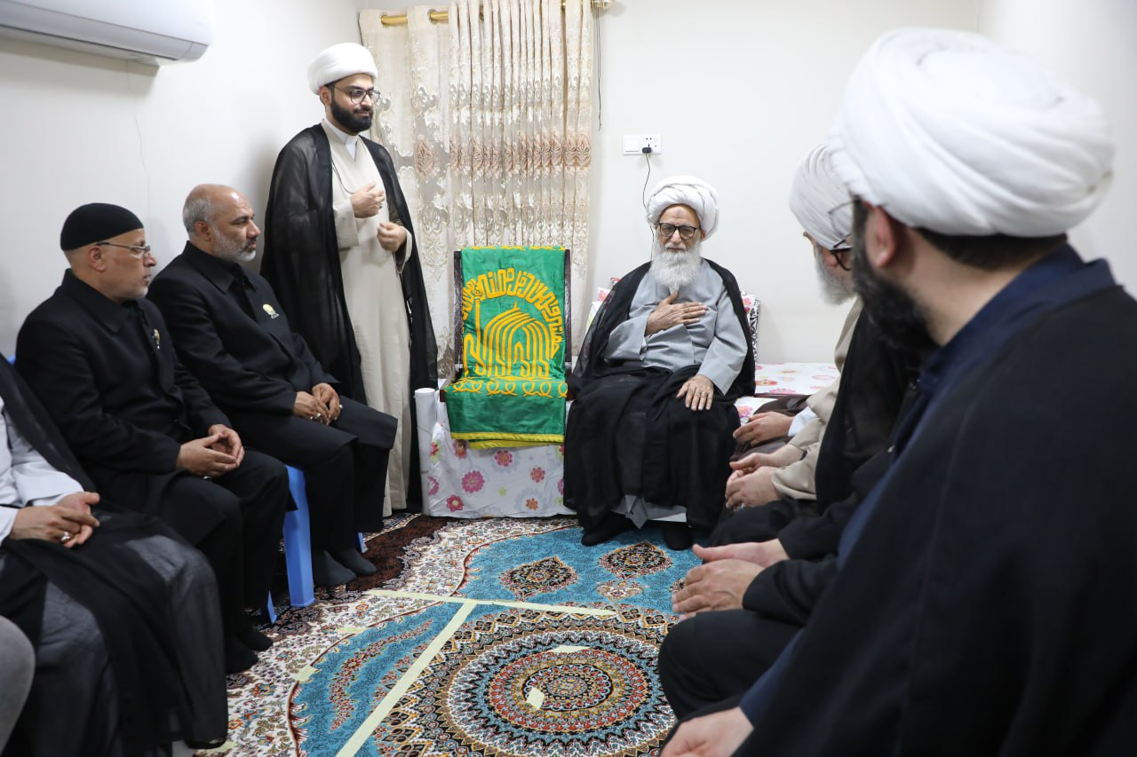 آية الله النجفي يستقبل وفد العتبة الرضوية المقدسة، ويتبرك براية الإمام الرضا (ع) + صور