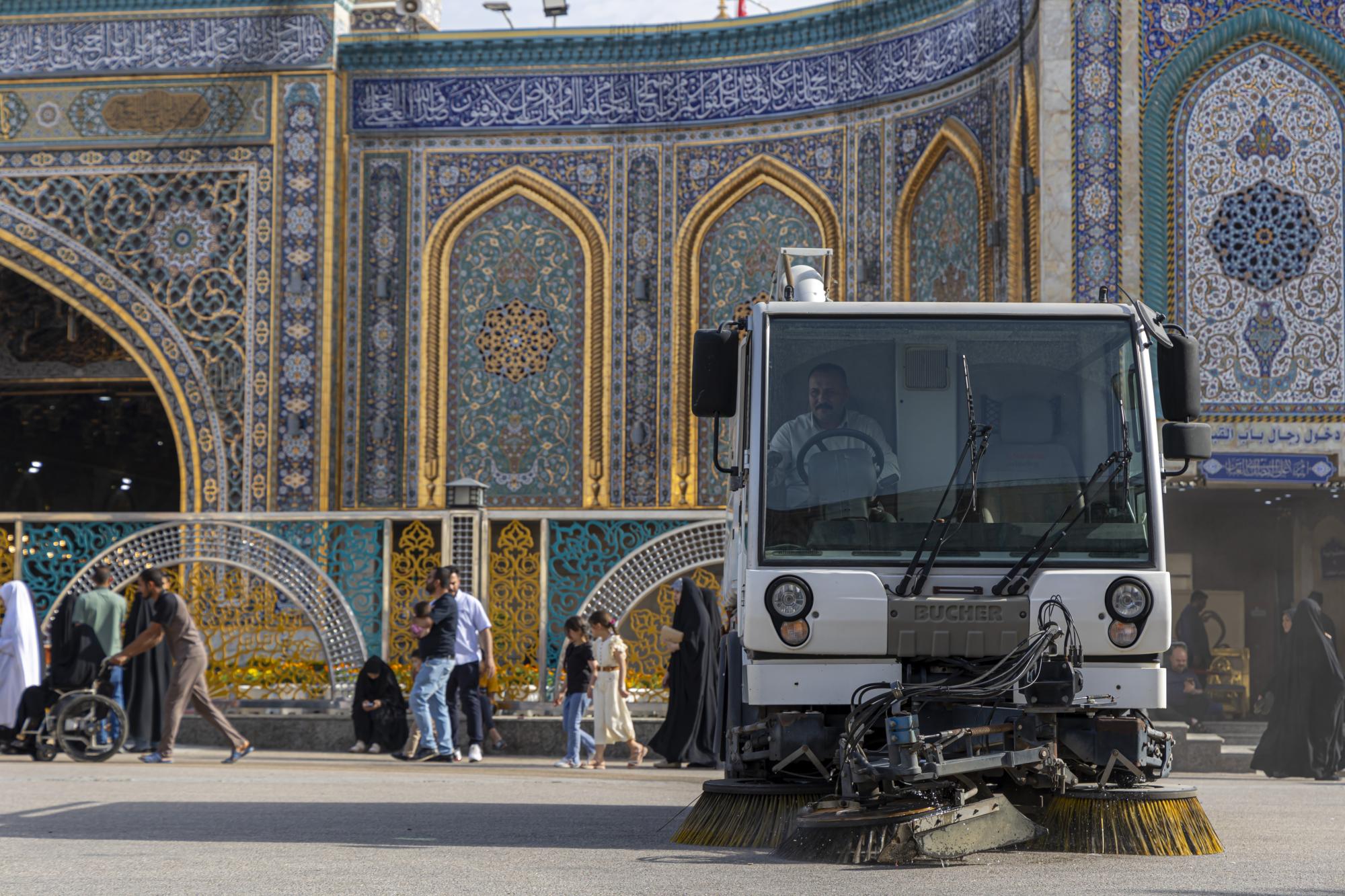 Service affairs department carries out a wide cleaning campaign for vicinity of Al-Abbas shrine
