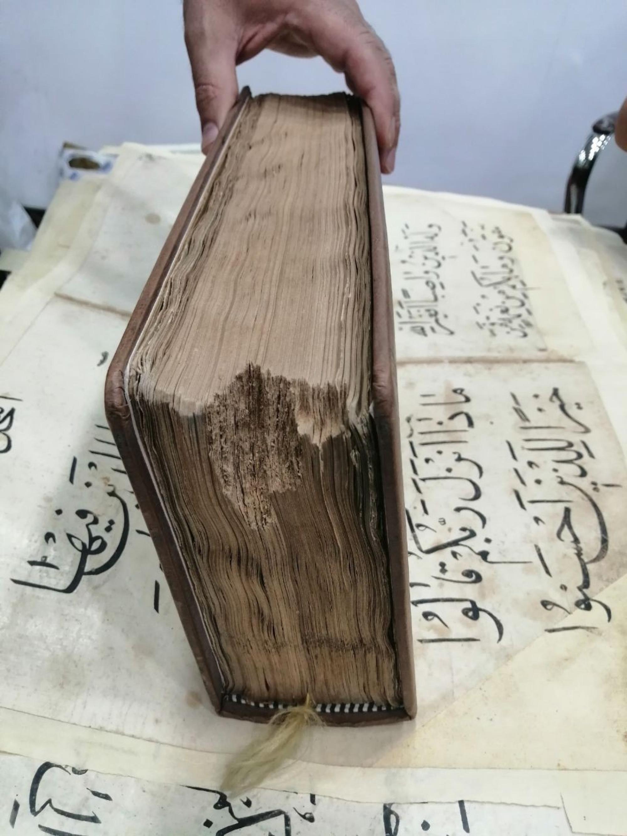 ترميم مصاحف تعود إلى القرن الثالث عشر الهجري + صور
