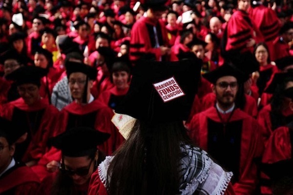 Rückzug von der Teilnahme an der Abschlussfeier der Studenten der Harvard University aus Gründen der Unterstützung Palästinas