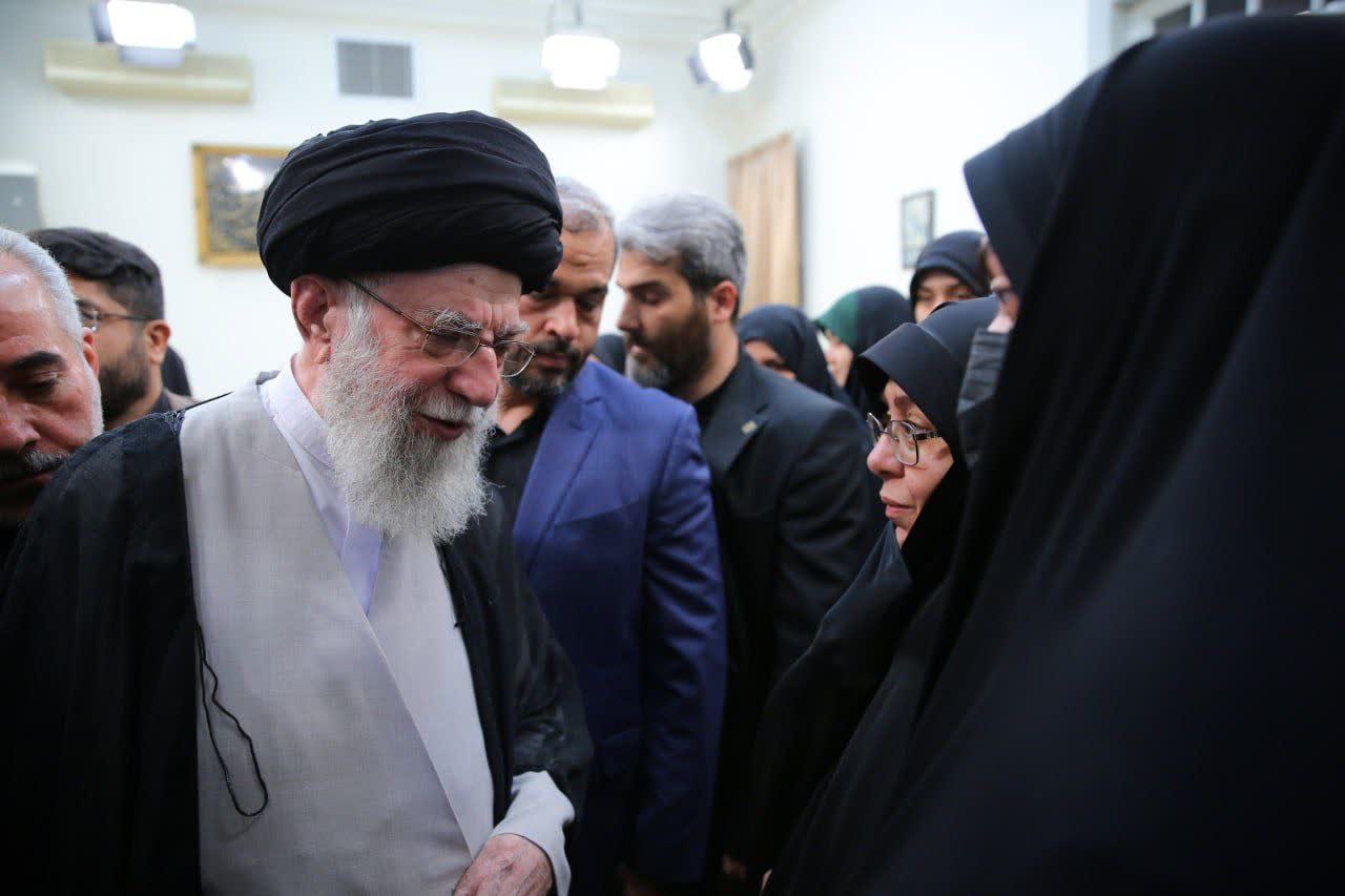 Labarai Cikin Hotuna Na Ganawar Jagoran Juyin Juya Halin Musulunci Da Iyalan Shahidai Masu Daraja.