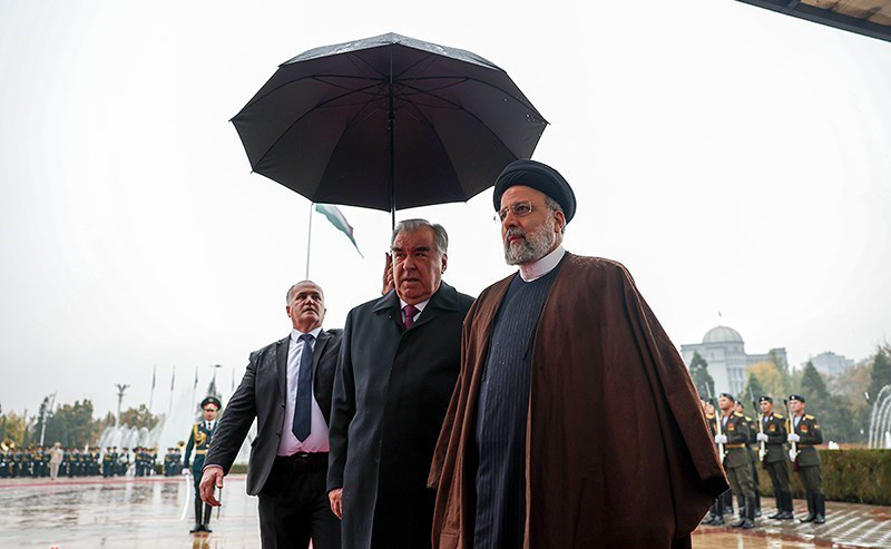 فيديو | تواضع رئيس جمهورية ايران الشهيد رئيسي أثناء زيارته لطاجيكستان