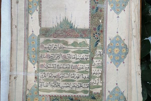 قسم الشؤون الفكرية يشرع بترميم مصاحف تعود إلى القرن الثالث عشر الهجري
