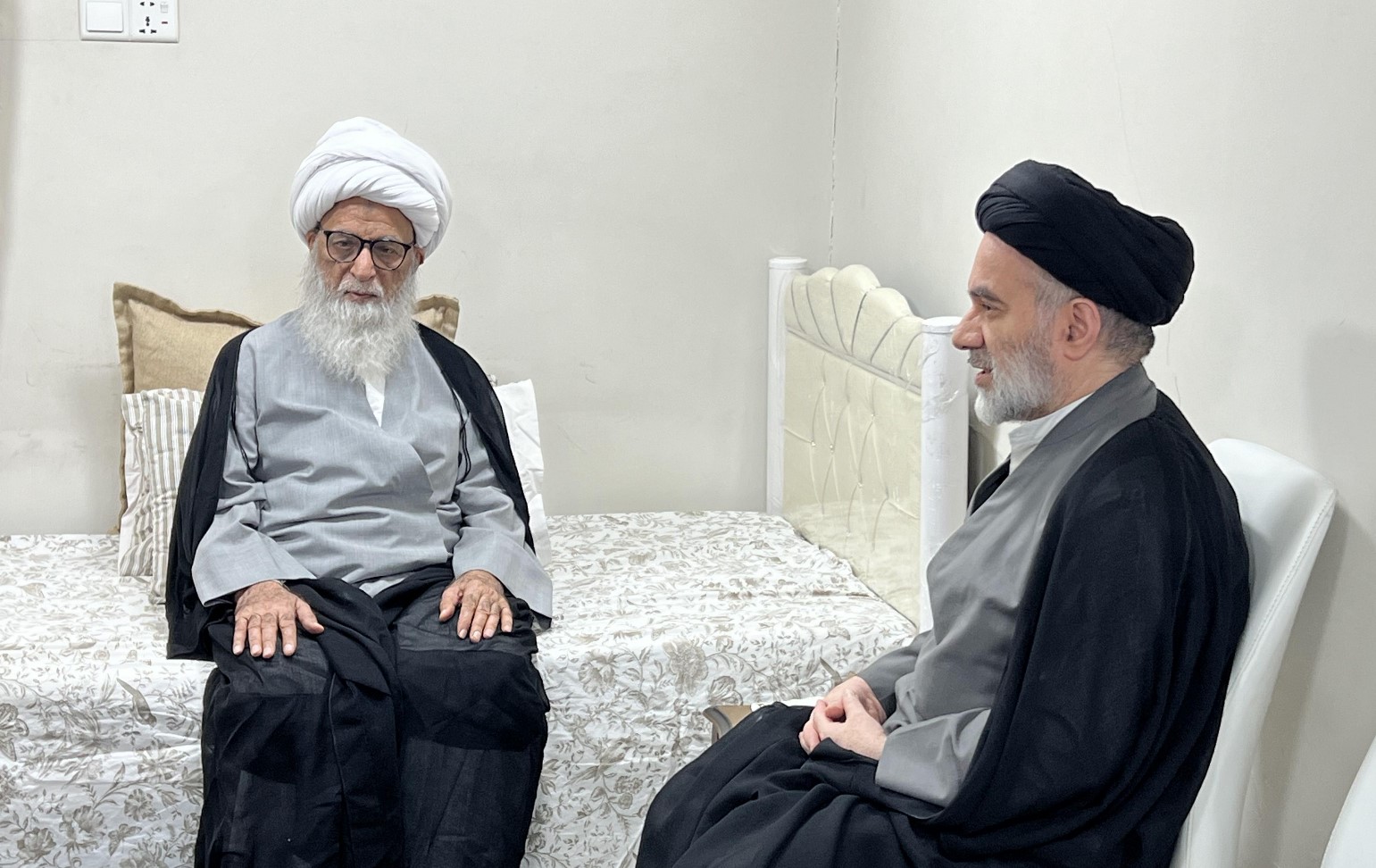 آية الله النجفي  يستقبل نجل السيّد ‏السيستاني 