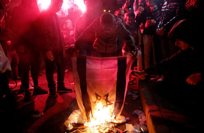 Istanbul protesters set fire to vicinity of Israeli consulate