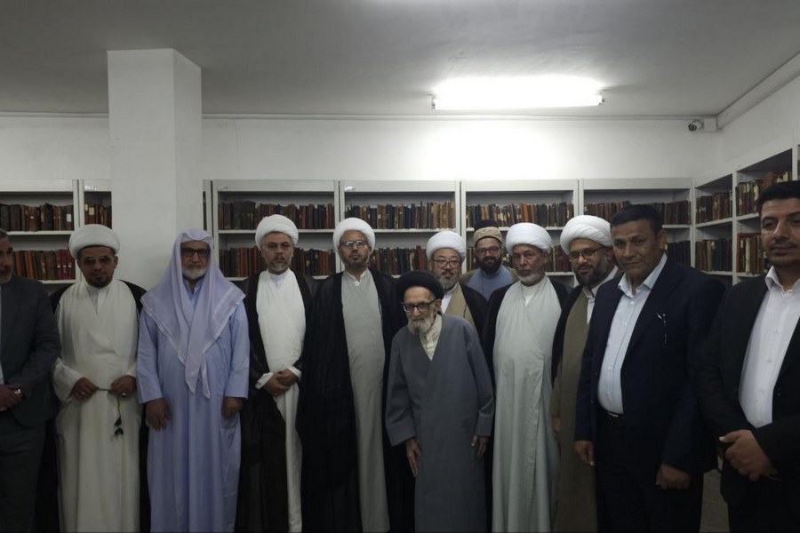 العتبة العباسية تقدّم إصدارات تراثيّة إلى مركز إحياء التراث في إيران + صور