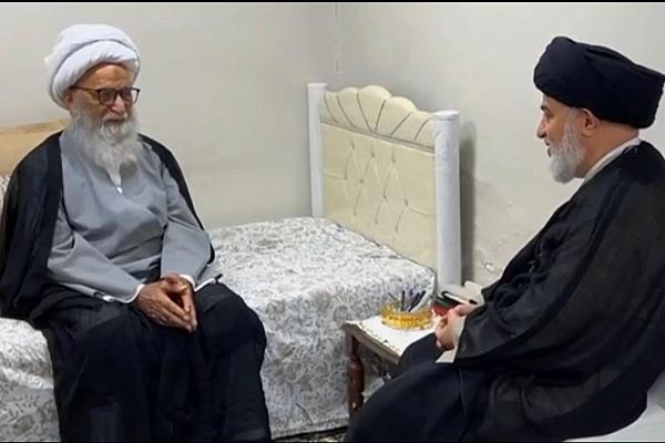 السيّد أحمد الصافي يزور آية الله الشيخ بشير النجفي للاطمئنان على صحته