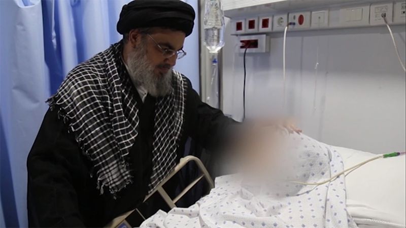 فيديو | ظهور نادر للأمین العام لحزب الله اللبناني أثناء تواجده بجانب والدته في المشفى 