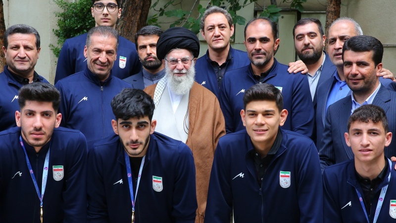 Volley, studenti della nazionale, campioni del mondo, ricevuti dall'Imam Khamenei