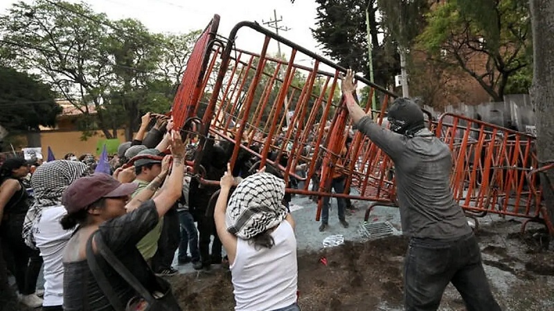 Нападение протестующих на сионистское посольство в Мексике