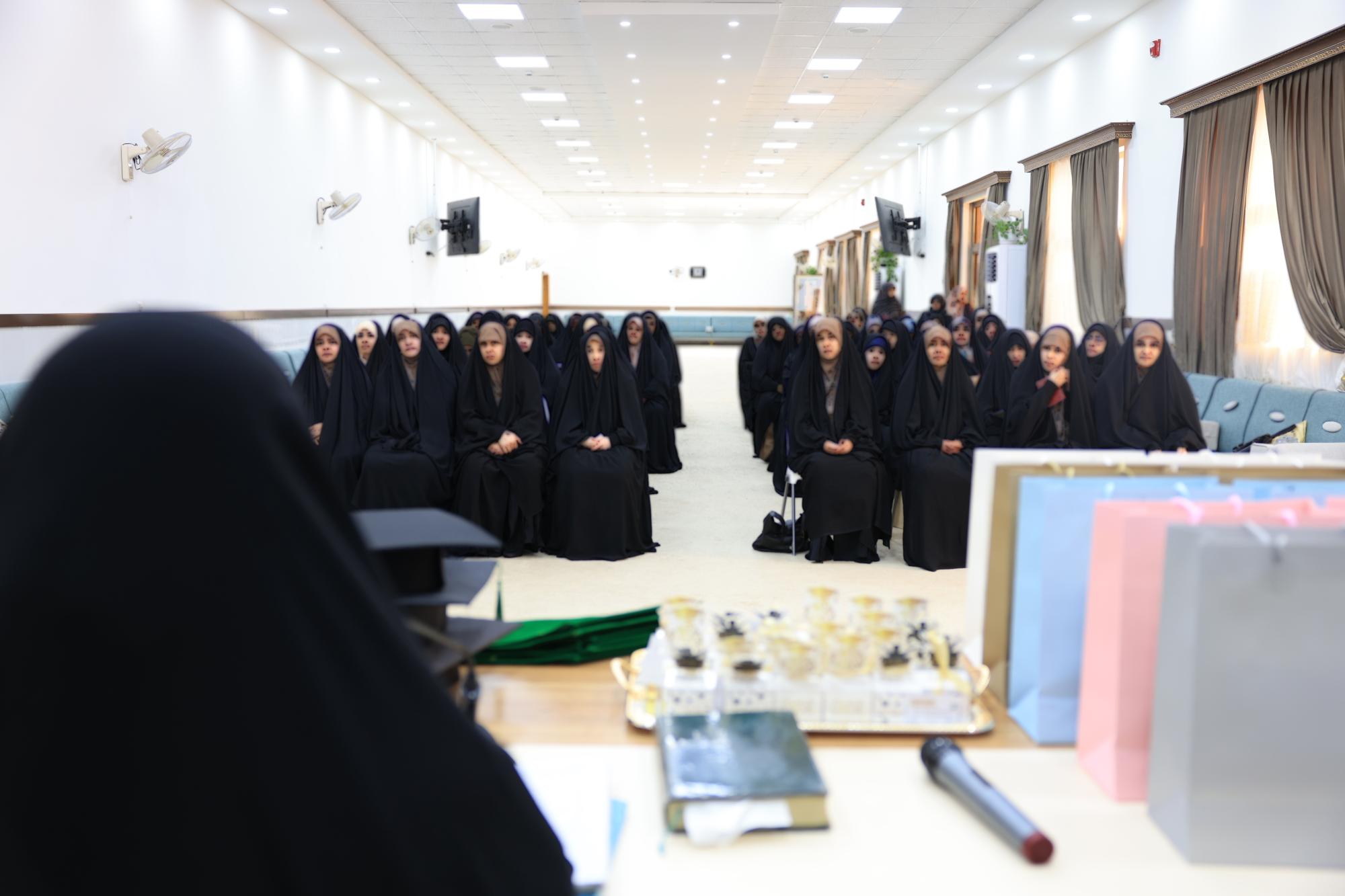 تخرج الدفعة الأولى من طالبات شعبة "فاطمة بنت أسد" (ع) للدراسات القرآنية+(صور)