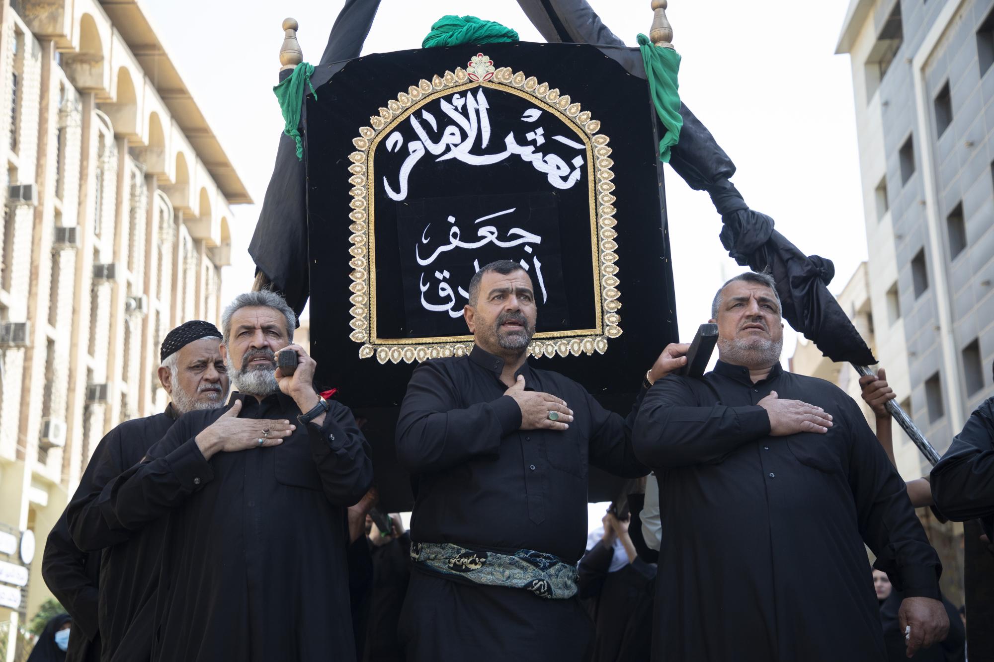 Procession of Karbala people on martyrdom of Imam al-Sadeq (+Photos)