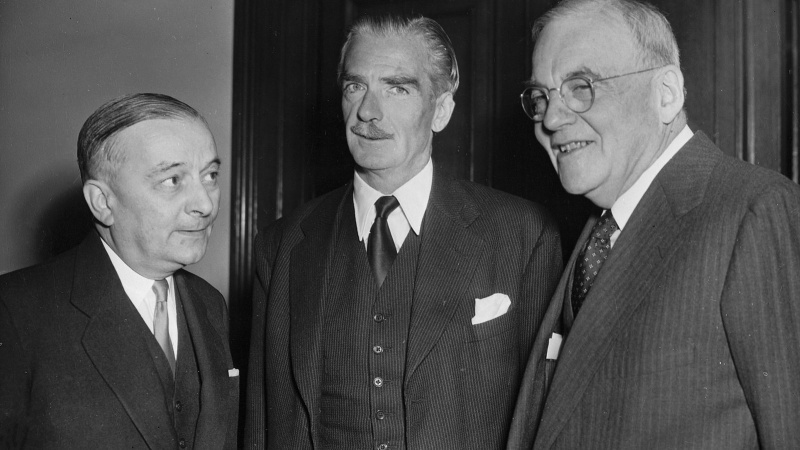 История американского предложения Франции завершить дело вьетнамцев атомной бомбой