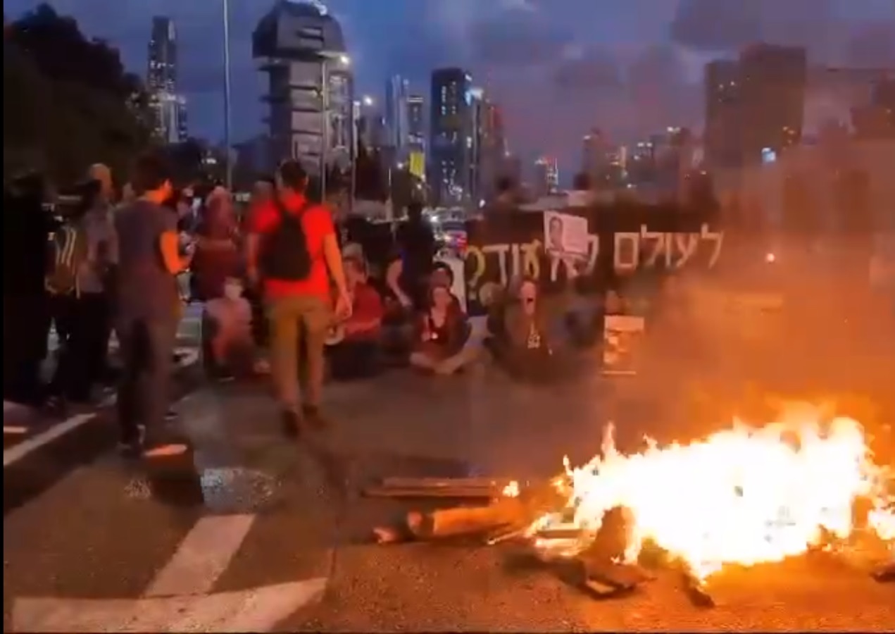 عائلات أسرى الاحتلال تتظاهر: حماس وافقت.. أعيدوا أبناءنا وإلّا فسنحرق "إسرائيل"