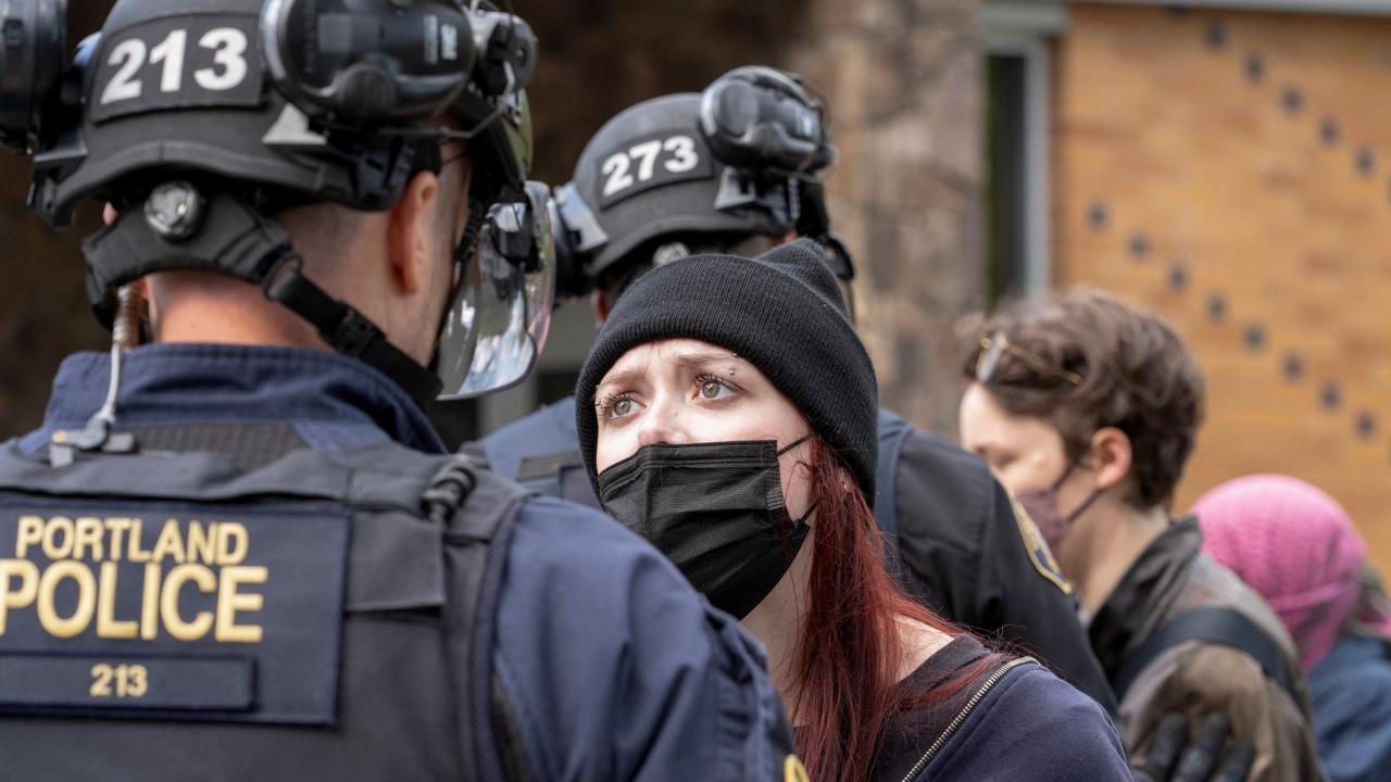 Portland State University တွင် ပါလက်စတိုင်း လိုလားသည့် တက္ကသိုလ် ကျောင်းသားများ ဆန္ဒပြပွဲ အား ရဲတပ်ဖွဲ့  မှ နှိင်နင်း ။ ။ Photos